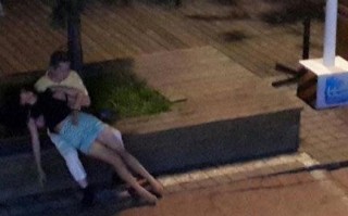 山东青岛醉酒女子视频曝光，遭3人轮流猥亵