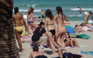 实拍国外天体海滩浴场高清图片，男女全裸尽情狂欢