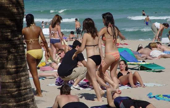实拍国外天体海滩浴场高清图片，男女全裸尽情狂欢-第1张图片-IT新视野