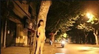 女子步行街裸舞遭围观，疑似精神病患者-第2张图片-IT新视野